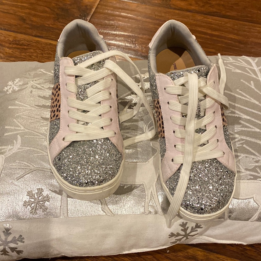 Treasure &bond tennis size 2 silver and pink color